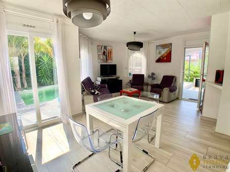 SUPERBE VILLA COMPOSE DE DEUX APPARTEMENTS AVEC PISCINE EN VENTE A EMPURIABRAVA