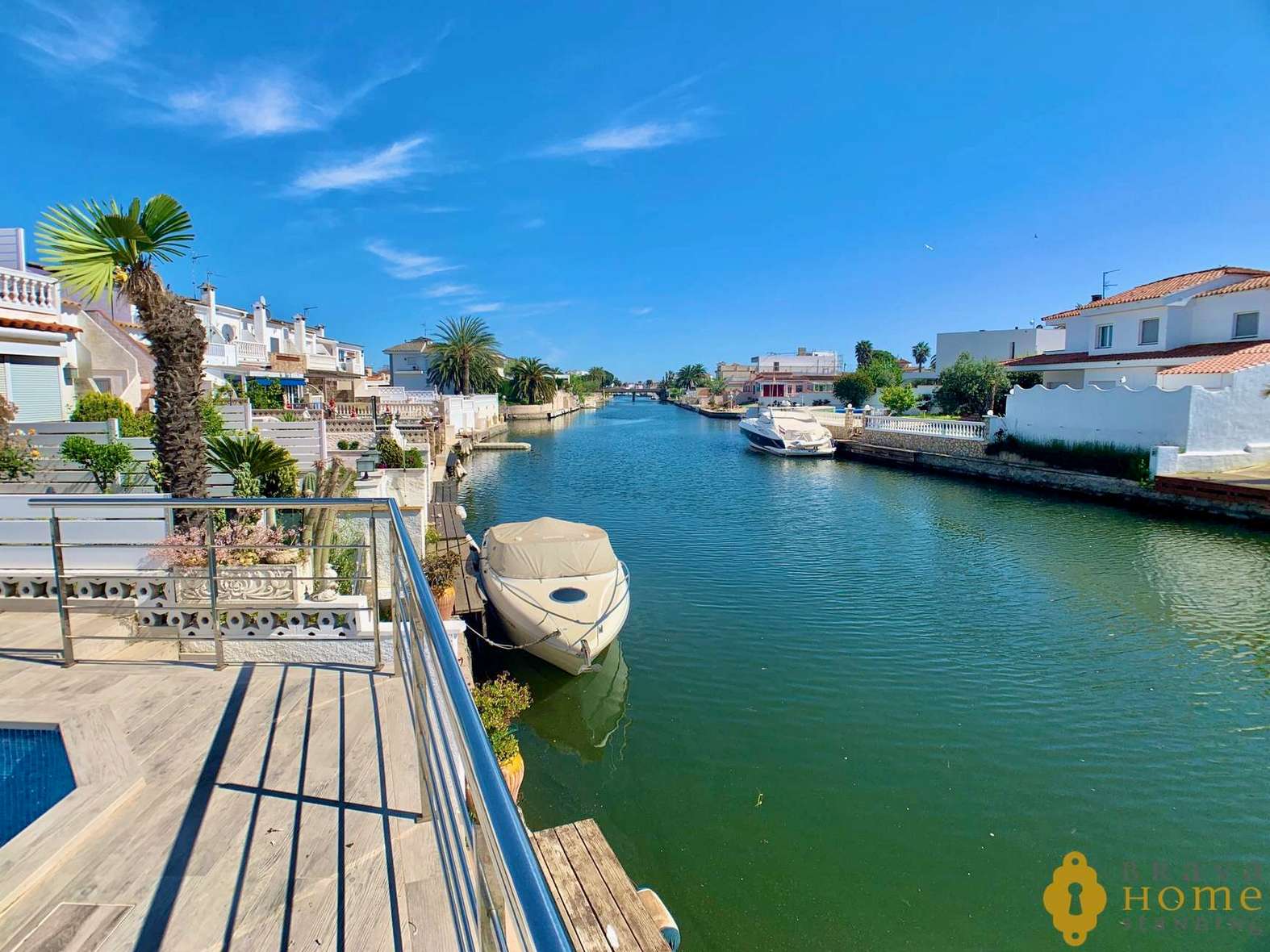 Bonica casa amb piscina y amarratge en venda a Empuriabrava