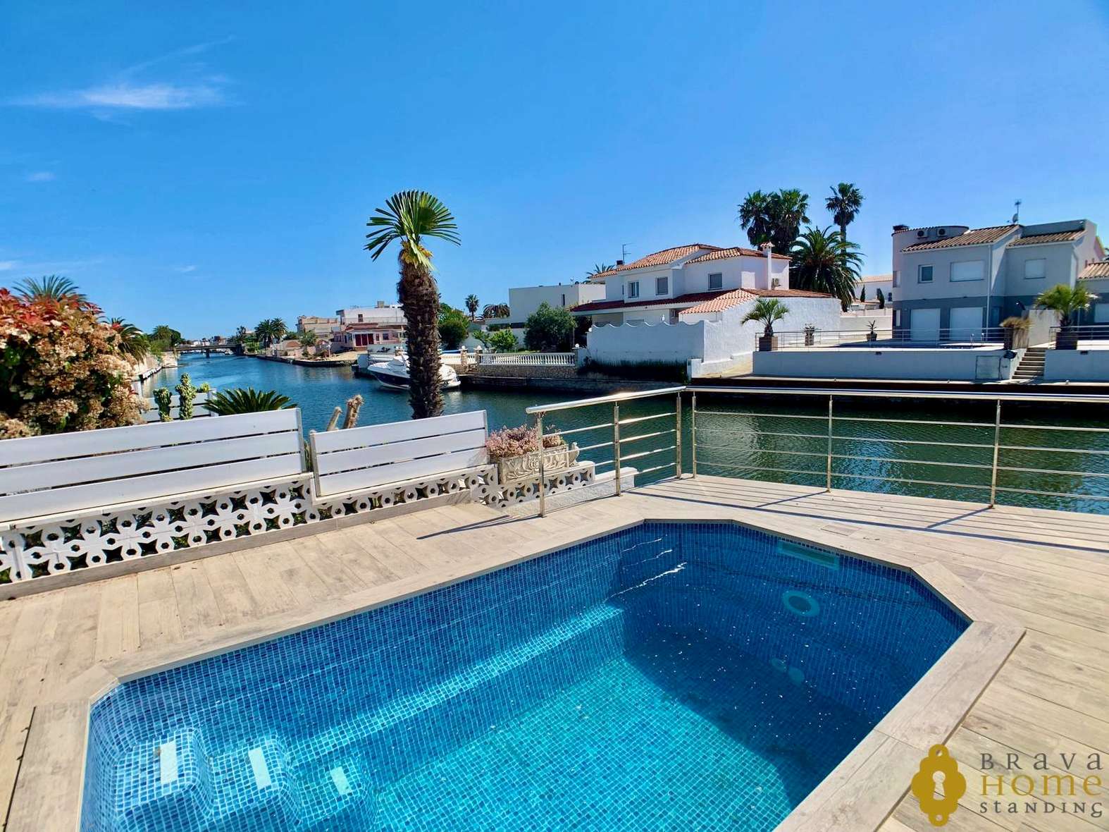 Superbe maison avec amarre et piscine en vente à Empuriabrava