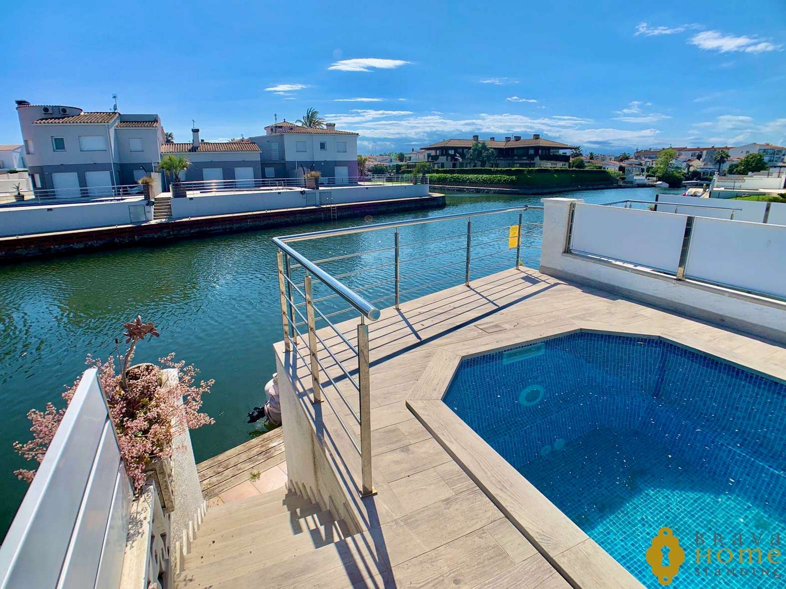 Bonita casa con piscina y amarre en venta en Empuriabrava