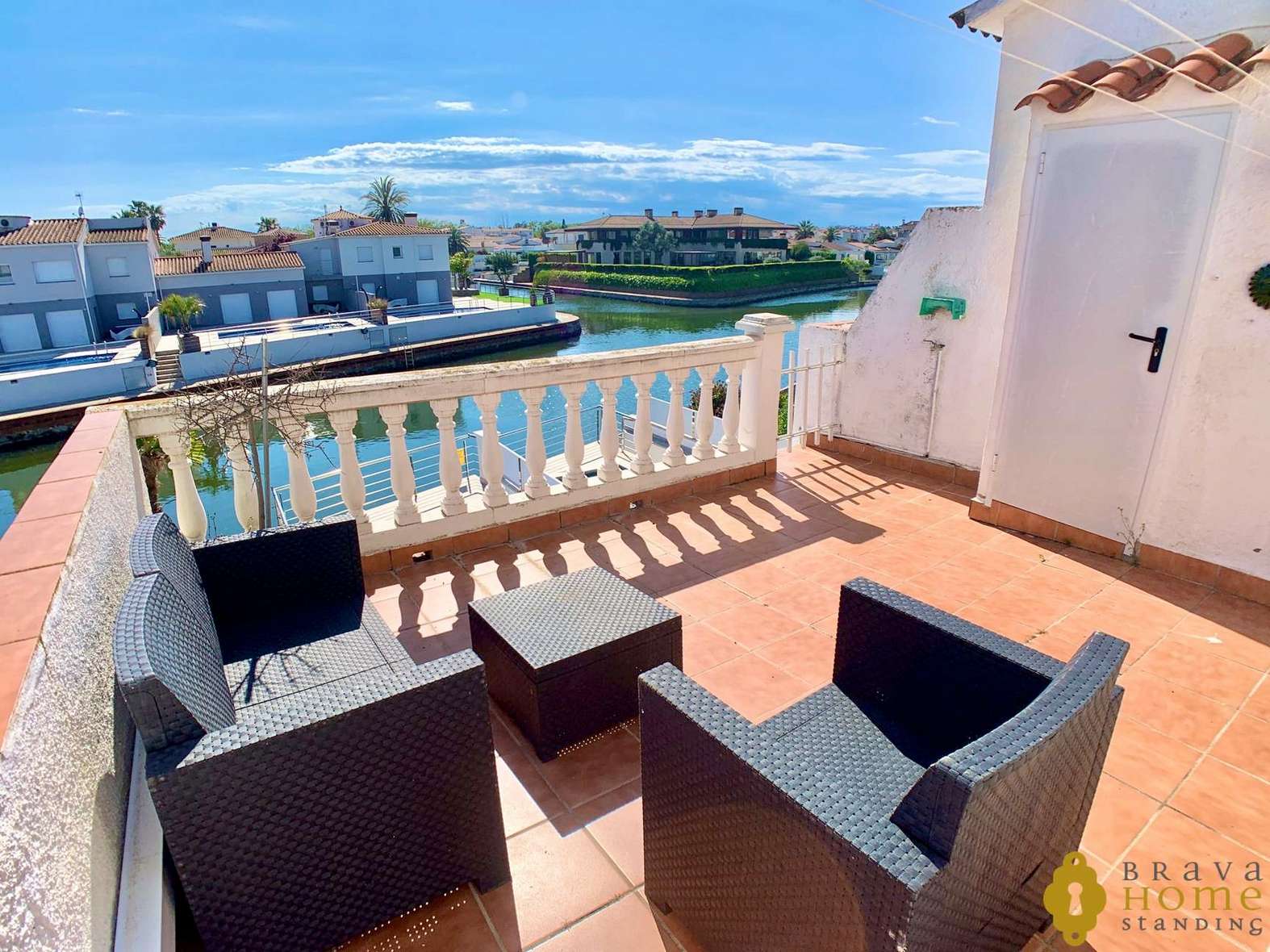 Bonita casa con piscina y amarre en venta en Empuriabrava