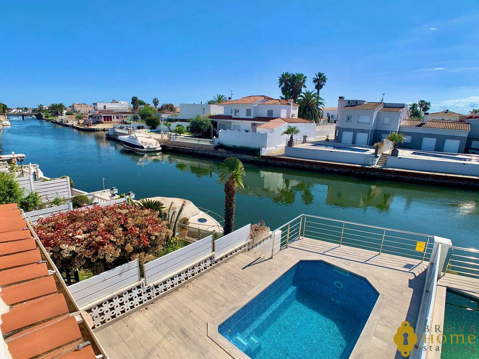 Bonica casa amb piscina y amarratge en venda a Empuriabrava