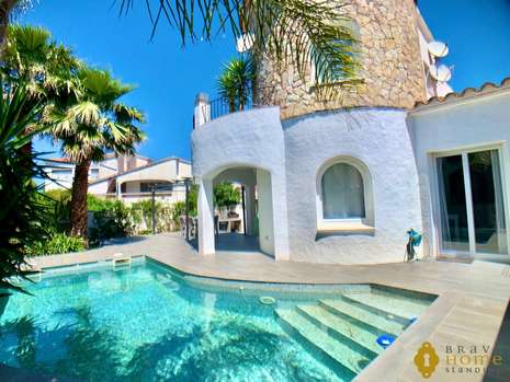 SUPERBE VILLA COMPOSE DE DEUX APPARTEMENTS AVEC PISCINE EN VENTE A EMPURIABRAVA