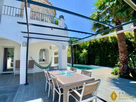 SUPERBE VILLA COMPOSE DE DEUX APPARTEMENTS AVEC PISCINE EN VENTE A EMPURIABRAVA