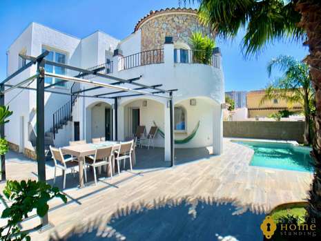 SUPERBE VILLA COMPOSE DE DEUX APPARTEMENTS AVEC PISCINE EN VENTE A EMPURIABRAVA