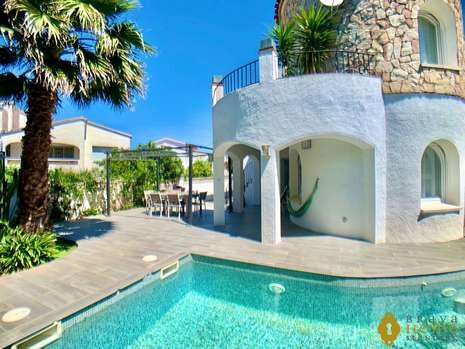 SUPERBE VILLA COMPOSE DE DEUX APPARTEMENTS AVEC PISCINE EN VENTE A EMPURIABRAVA