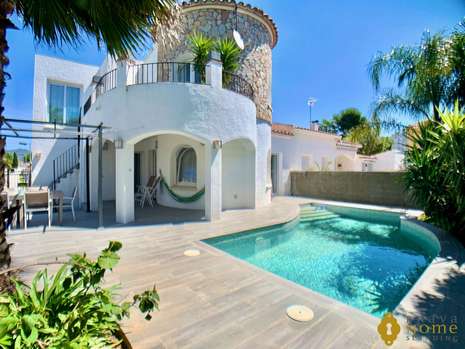 SUPERBE VILLA COMPOSE DE DEUX APPARTEMENTS AVEC PISCINE EN VENTE A EMPURIABRAVA