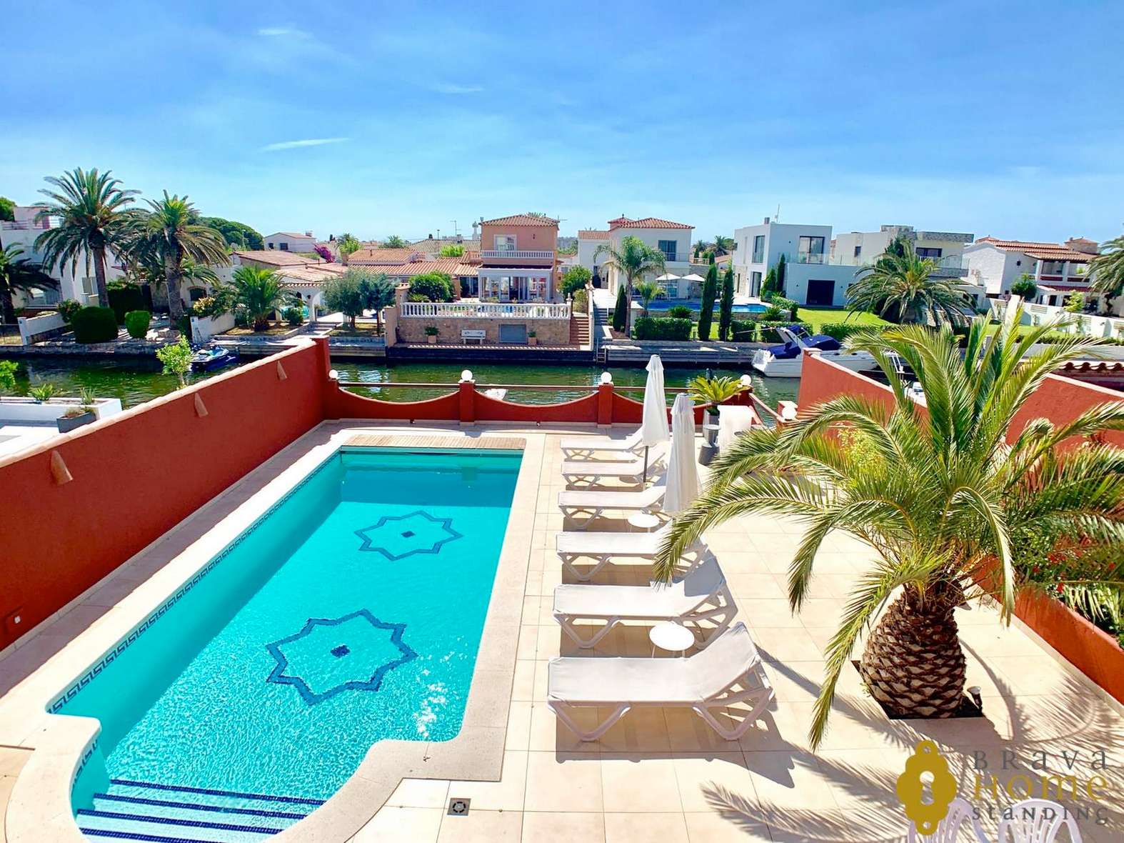 Magnificent villa with mooring on a wide canal and south oriented in Empuriabrava