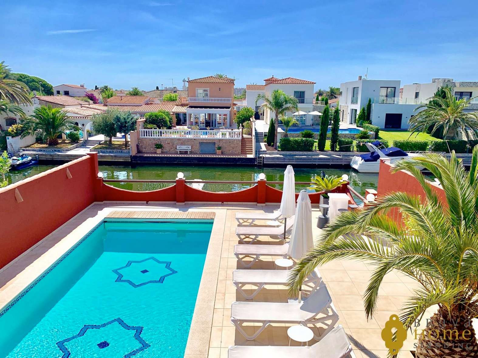 Magnificent villa with mooring on a wide canal and south oriented in Empuriabrava