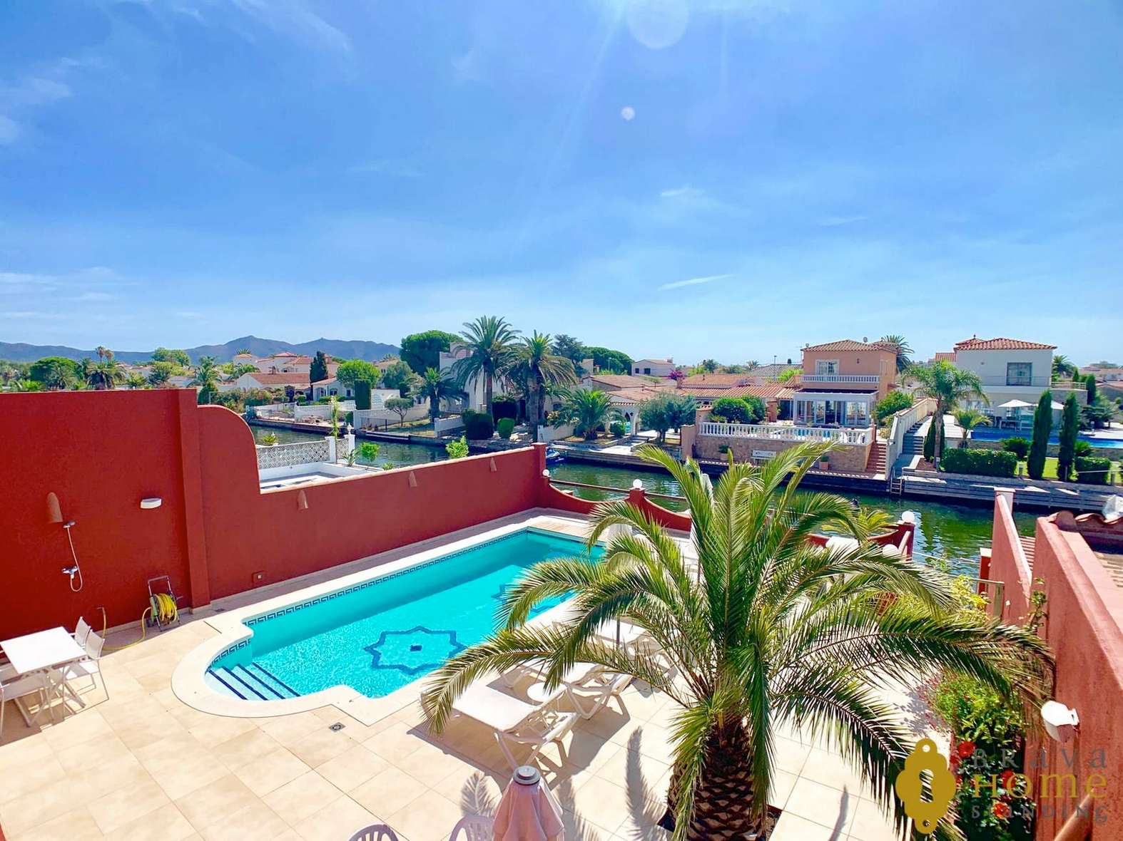 Magnificent villa with mooring on a wide canal and south oriented in Empuriabrava