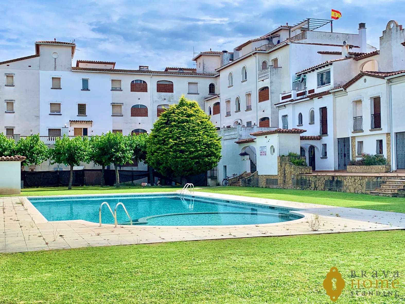 NICE 2 BEDROOM APARTMENT WITH POOL FOR SALE IN EMPURIABRAVA
