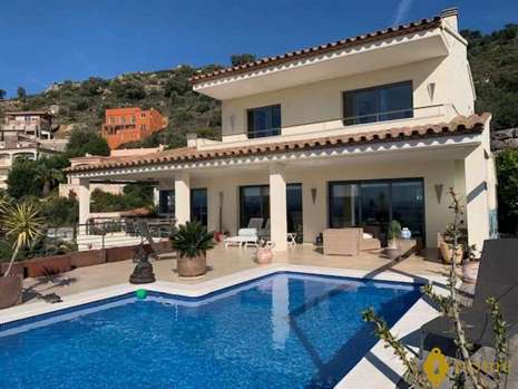 Splendid house with pool and views of the bay of Rosas for sale in Palau Saverdera