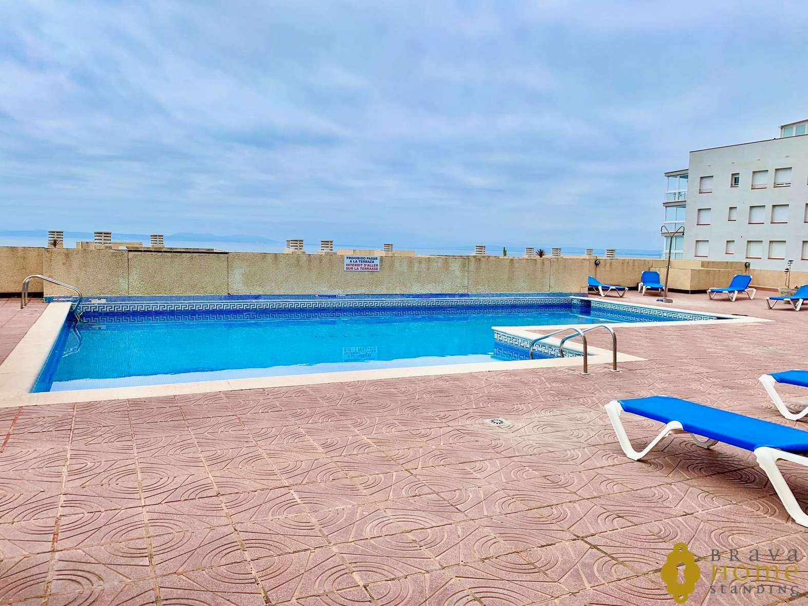Superbe appartement en première ligne de mer avec piscine en vente à Rosas