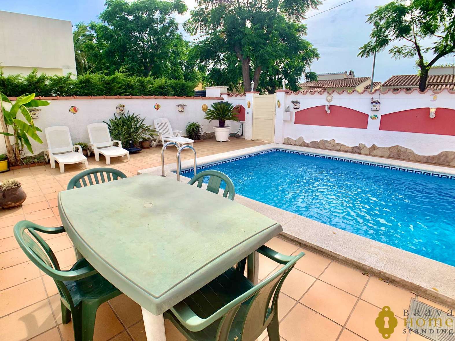BONICA CASE AMB PISCINA EN UNA ZONA TRANQUIL EN VENDA A EMPURIABRAVA