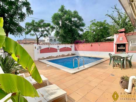 NICE HOUSE WITH POOL IN A QUIET AREA FOR SALES IN EMPURIABRAVA