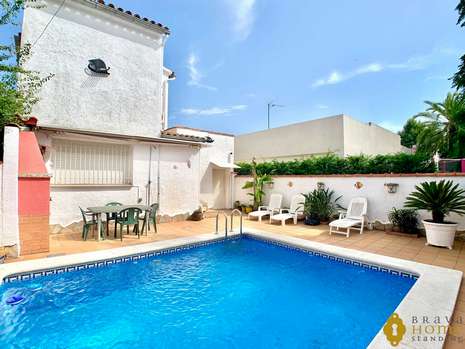 NICE HOUSE WITH POOL IN A QUIET AREA FOR SALES IN EMPURIABRAVA