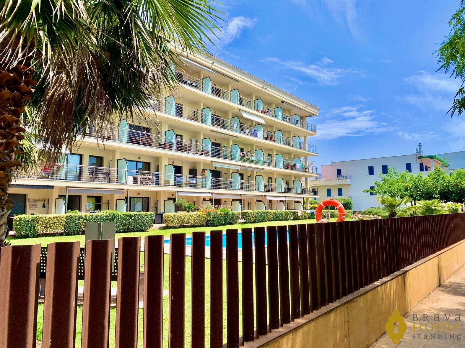 Espléndido apartamento en 1ª línea de mar con piscina en venta en Rosas - Salatar