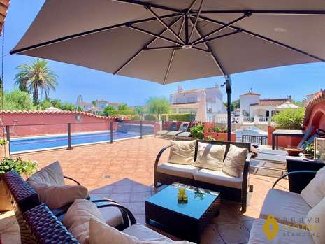 Superb south-facing house with 12,5m mooring for sale in Empuriabrava