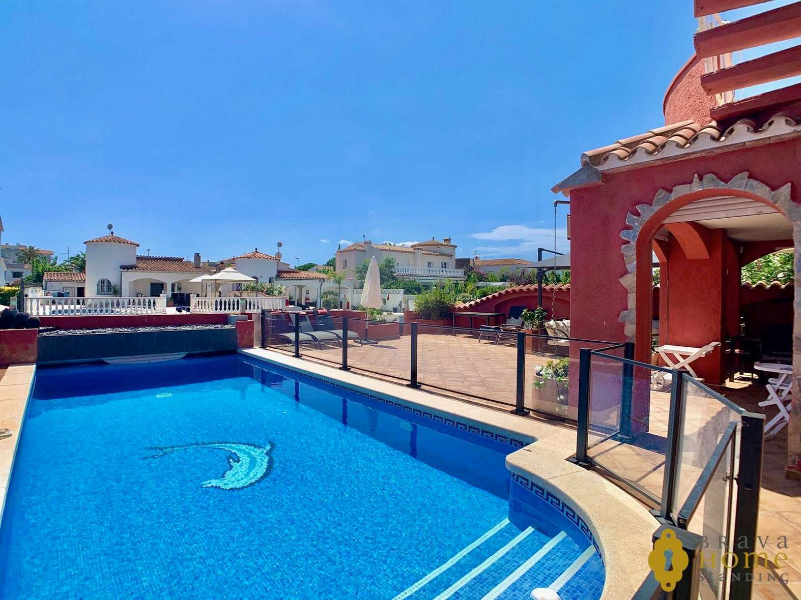 Superbe villa avec amarre de 12,5m orientée sud en vente à Empuriabrava