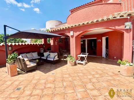 Magnífica casa con amarre de 12.5m orientada al sur en venta en Empuriabrava