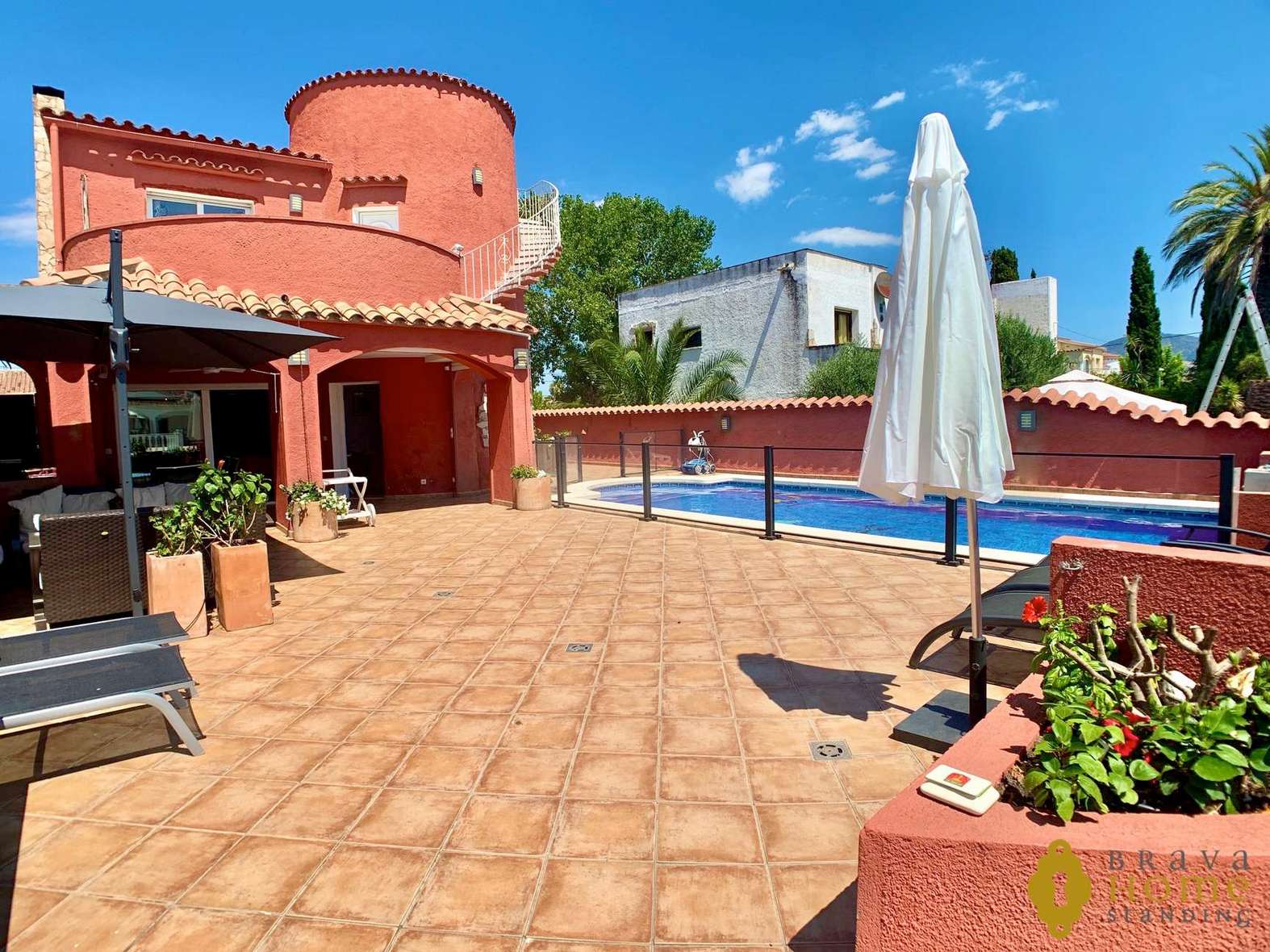 Superbe villa avec amarre de 12,5m orientée sud en vente à Empuriabrava