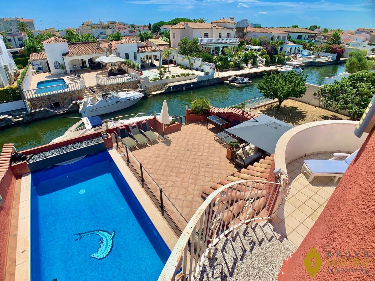 Superbe villa avec amarre de 12,5m orientée sud en vente à Empuriabrava