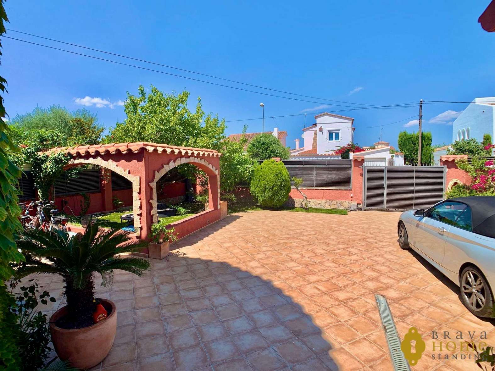 Superbe villa avec amarre de 12,5m orientée sud en vente à Empuriabrava