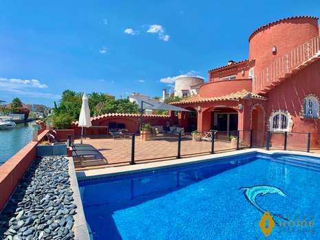 Superbe villa avec amarre de 12,5m orientée sud en vente à Empuriabrava