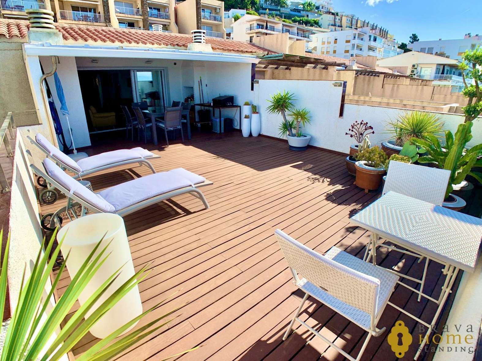 Magnífic àtic a 1era línia de mar amb piscina en venda a Roses