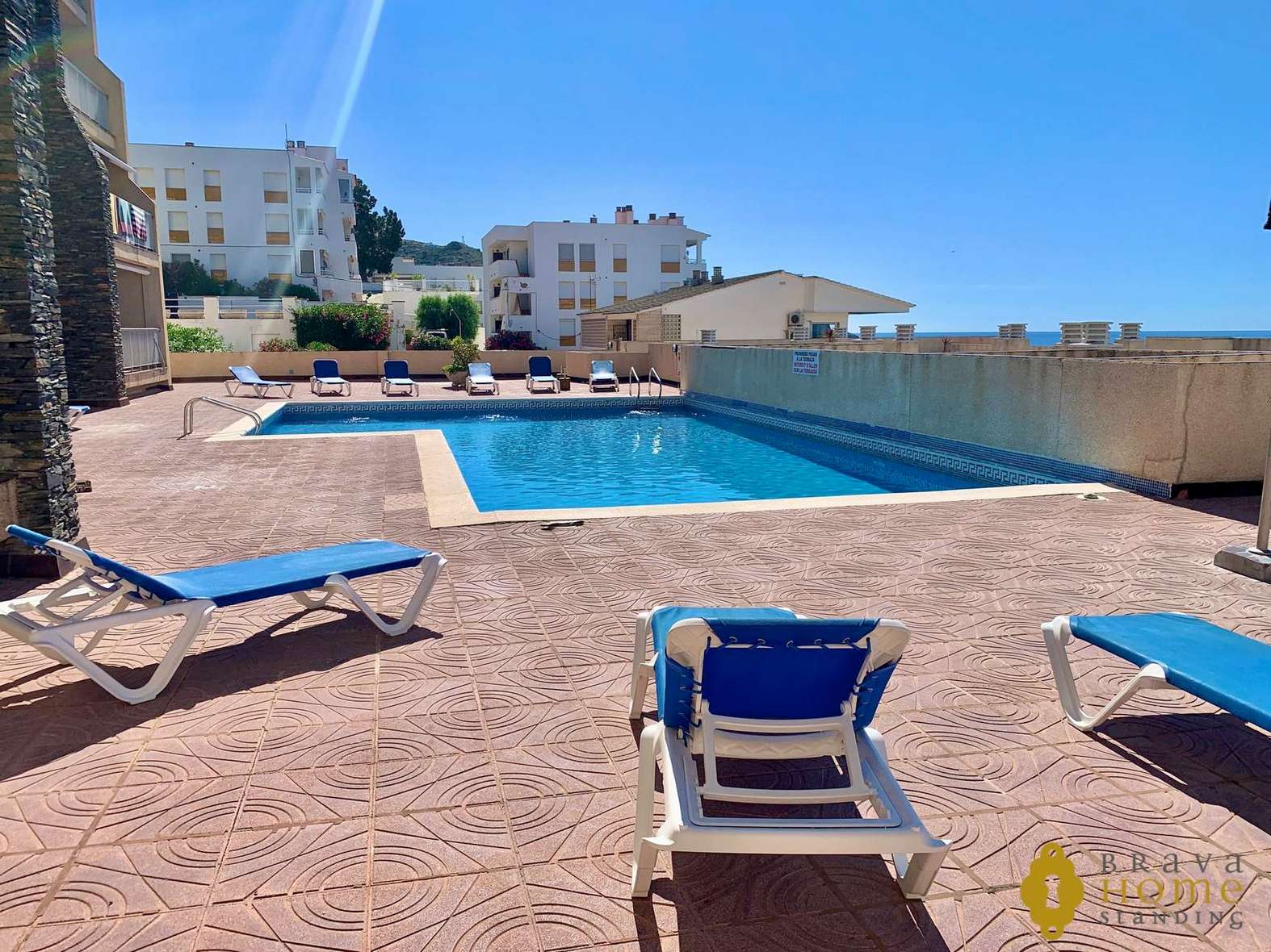 Magnífic àtic a 1era línia de mar amb piscina en venda a Roses