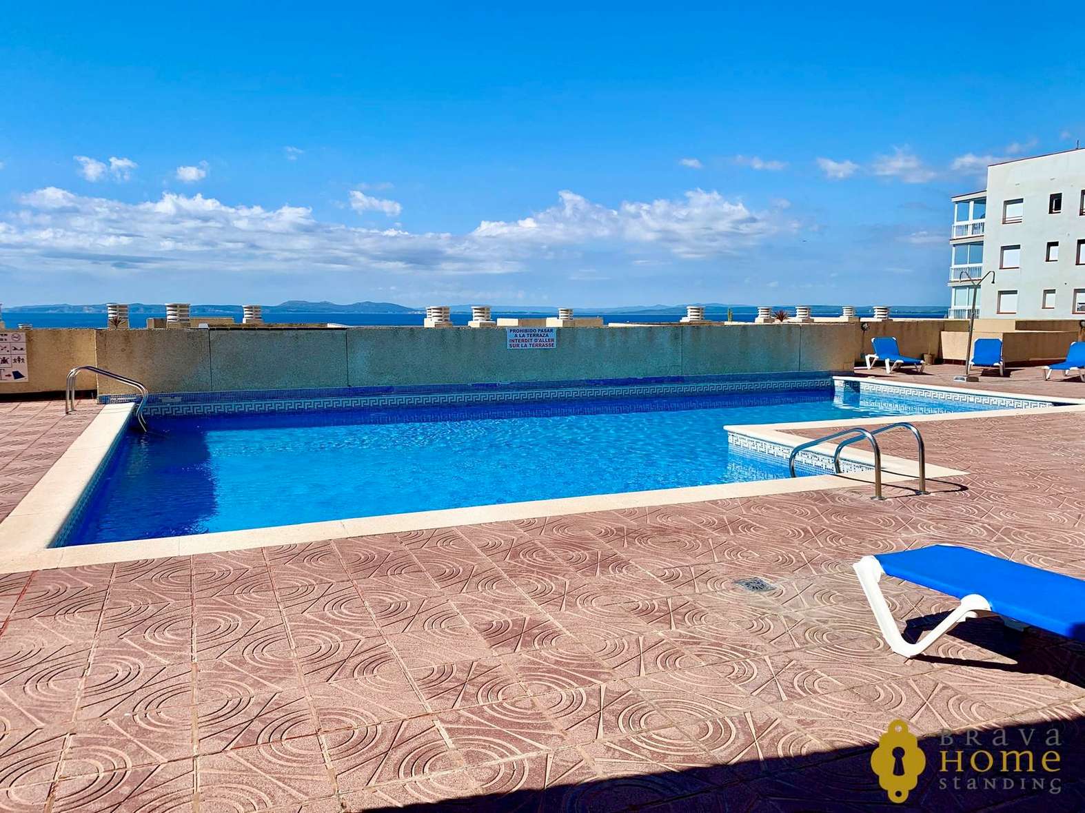 Beautiful penthouse in 1st line of sea with pool for sale in Rosas