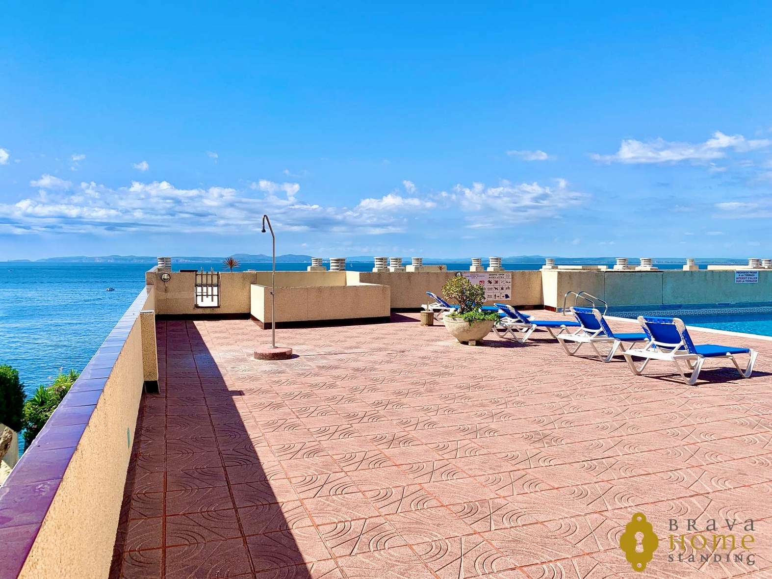 Magnífic àtic a 1era línia de mar amb piscina en venda a Roses
