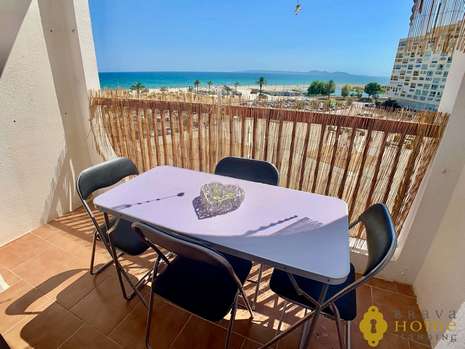 Superb apartment in first line of sea, for sale in Empuriabrava