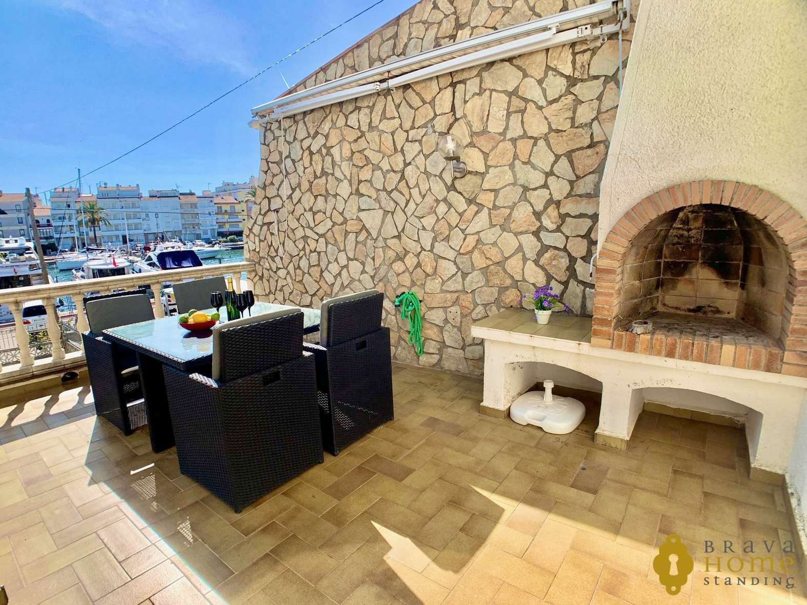 Belle villa avant les ponts avec amarre de 17 x 5m en vente à Empuriabrava