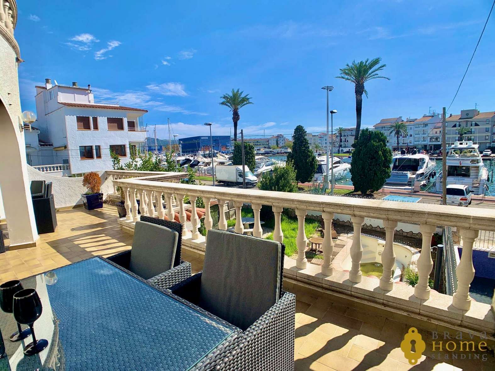 Belle villa avant les ponts avec amarre de 17 x 5m en vente à Empuriabrava