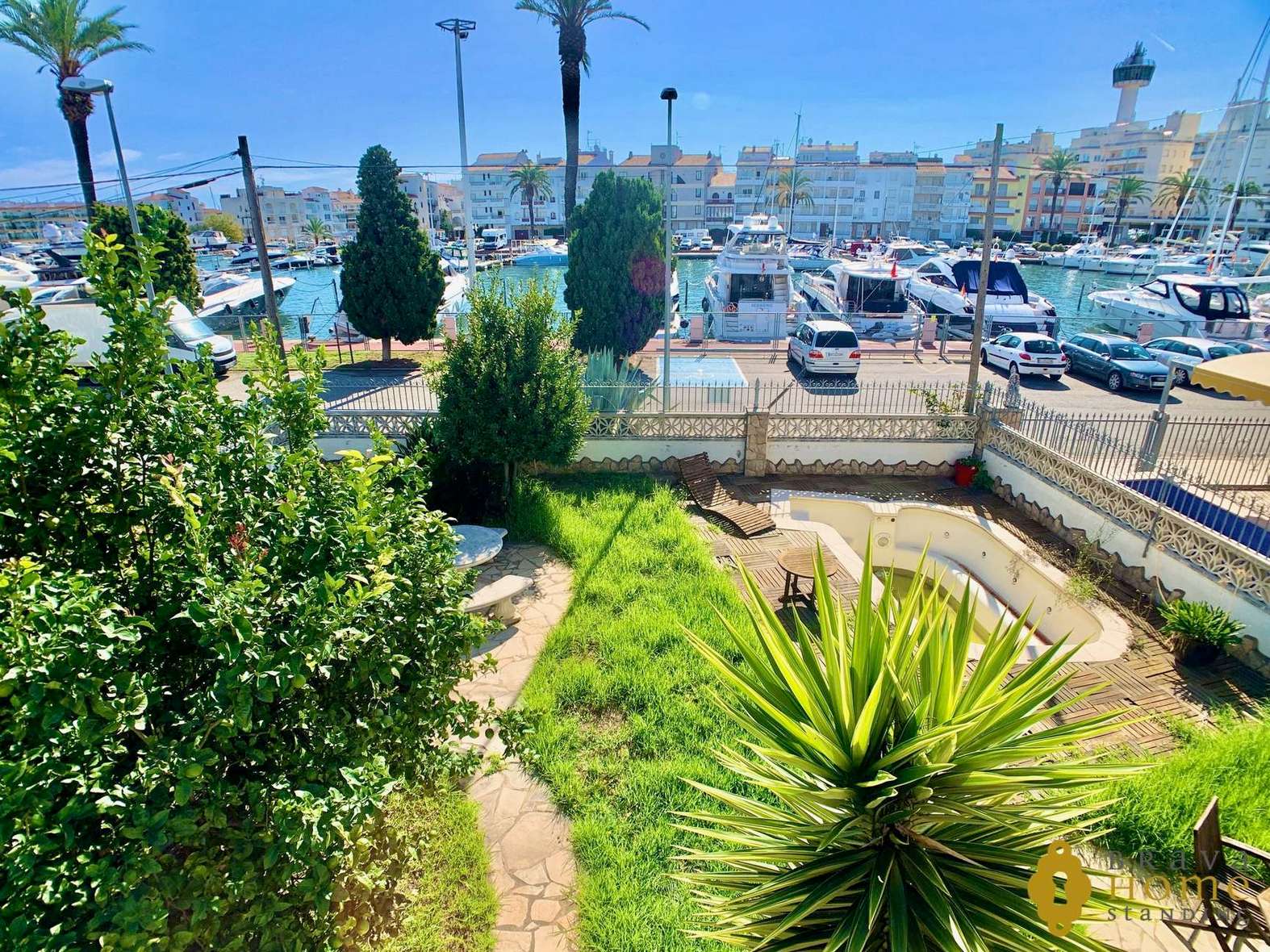 Belle villa avant les ponts avec amarre de 17 x 5m en vente à Empuriabrava