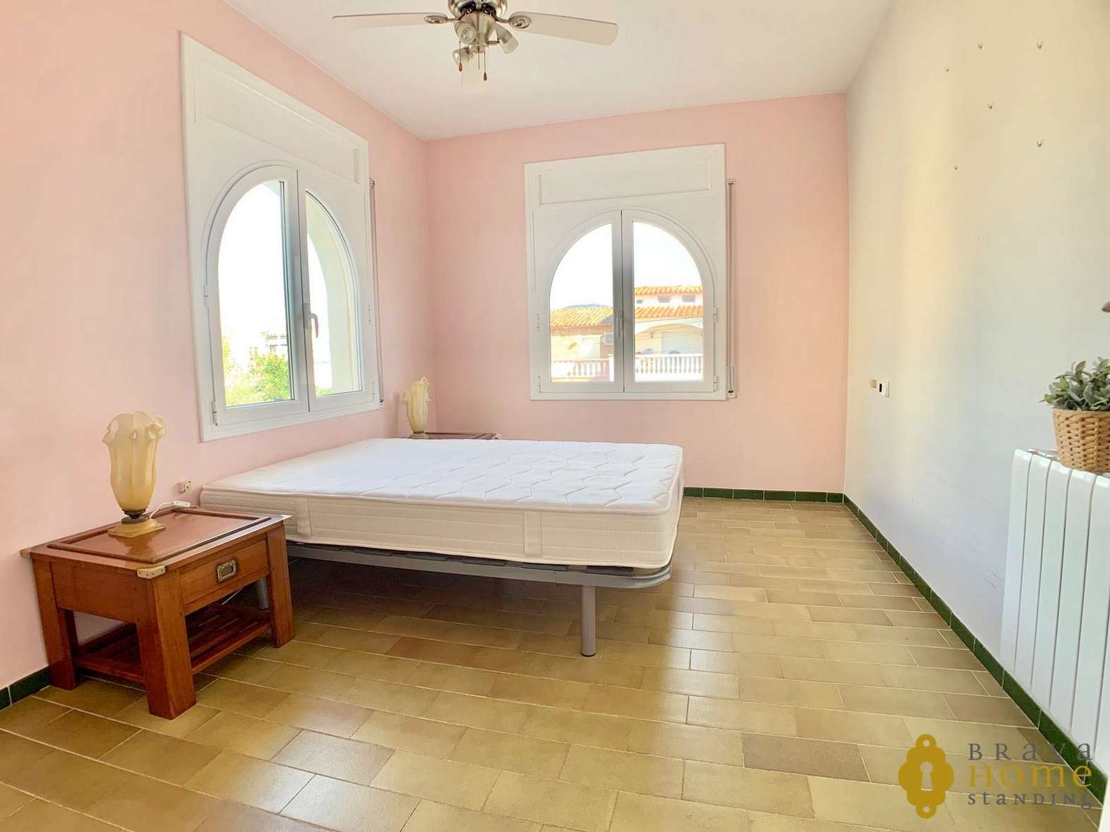 Belle villa avant les ponts avec amarre de 17 x 5m en vente à Empuriabrava