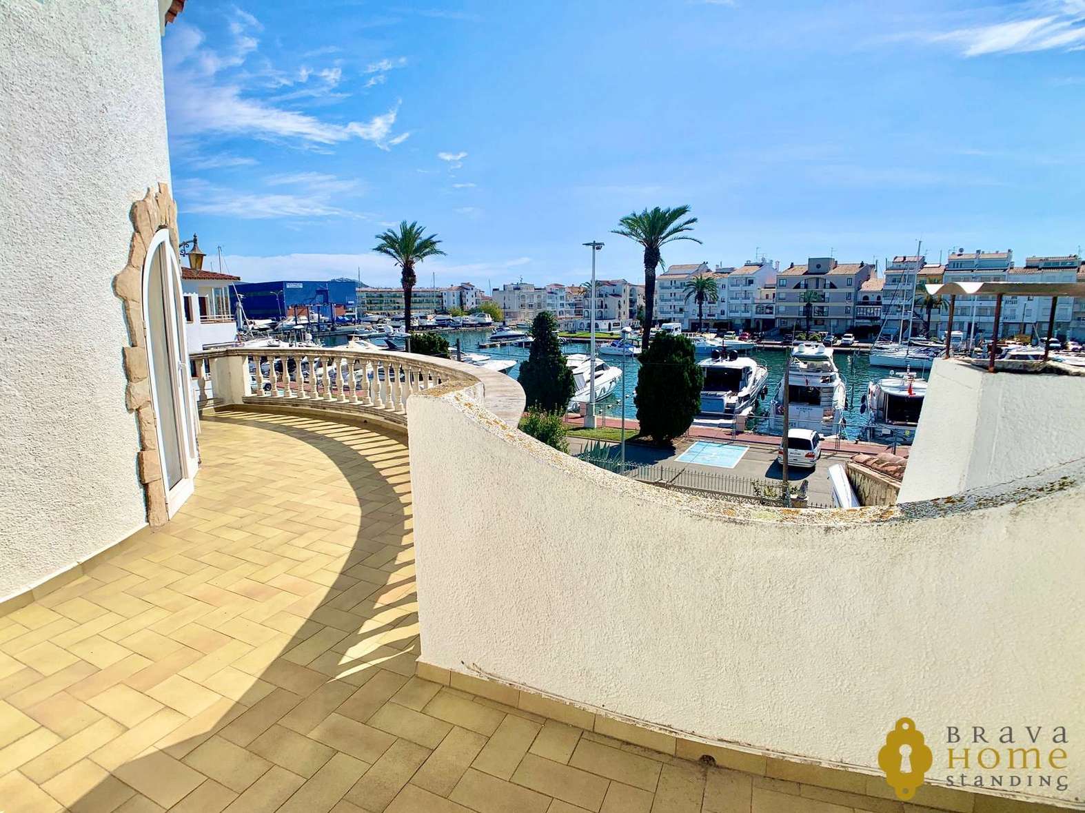 Belle villa avant les ponts avec amarre de 17 x 5m en vente à Empuriabrava