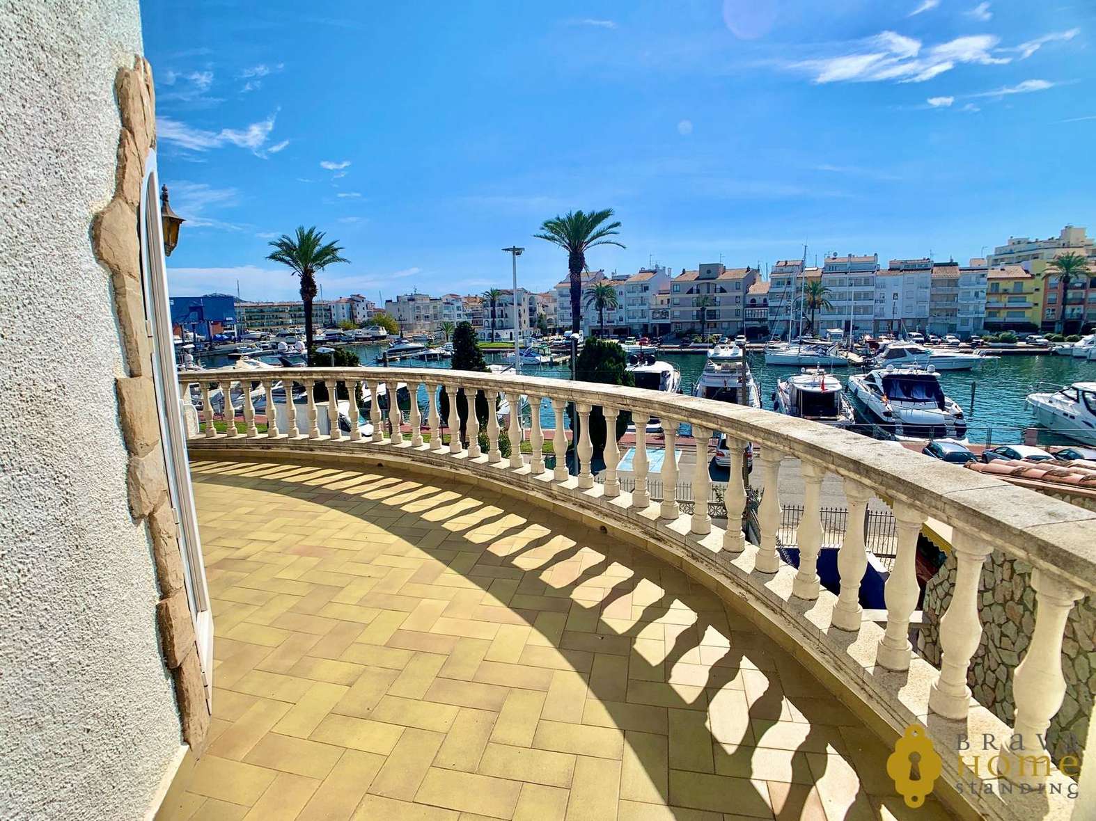 Belle villa avant les ponts avec amarre de 17 x 5m en vente à Empuriabrava