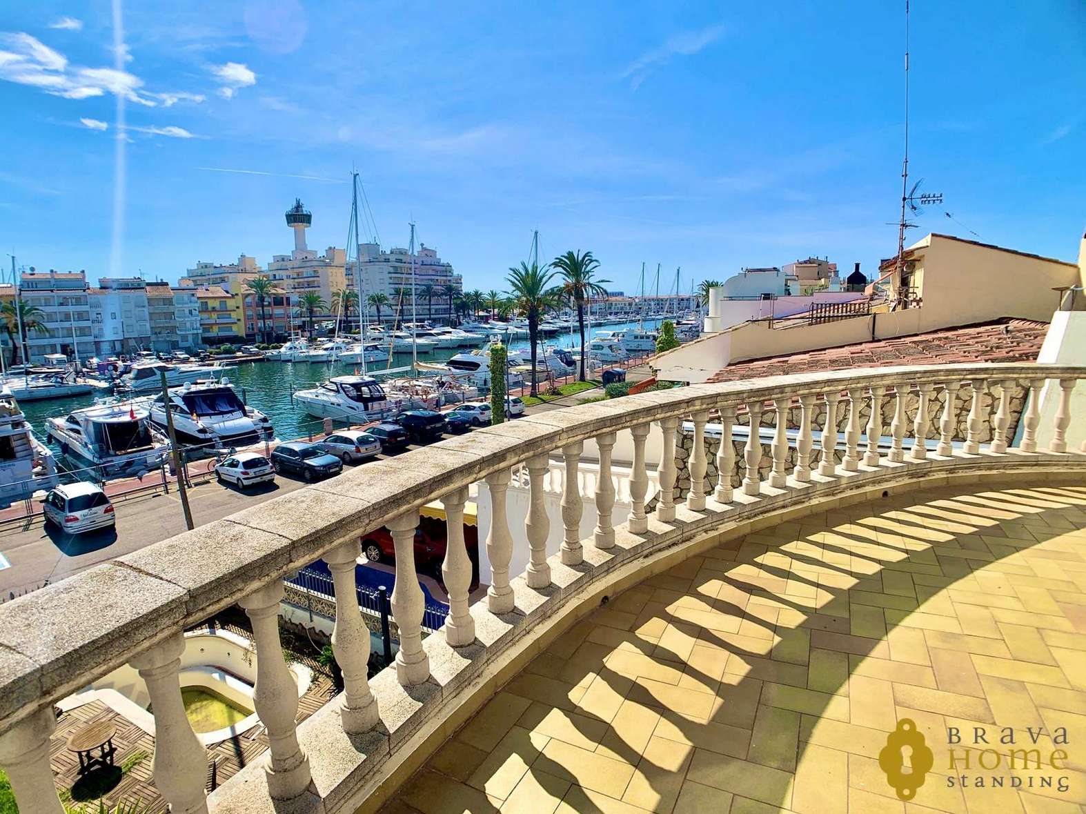 Belle villa avant les ponts avec amarre de 17 x 5m en vente à Empuriabrava