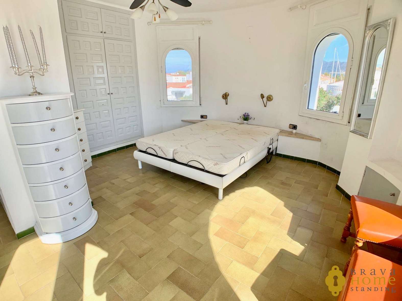 Belle villa avant les ponts avec amarre de 17 x 5m en vente à Empuriabrava