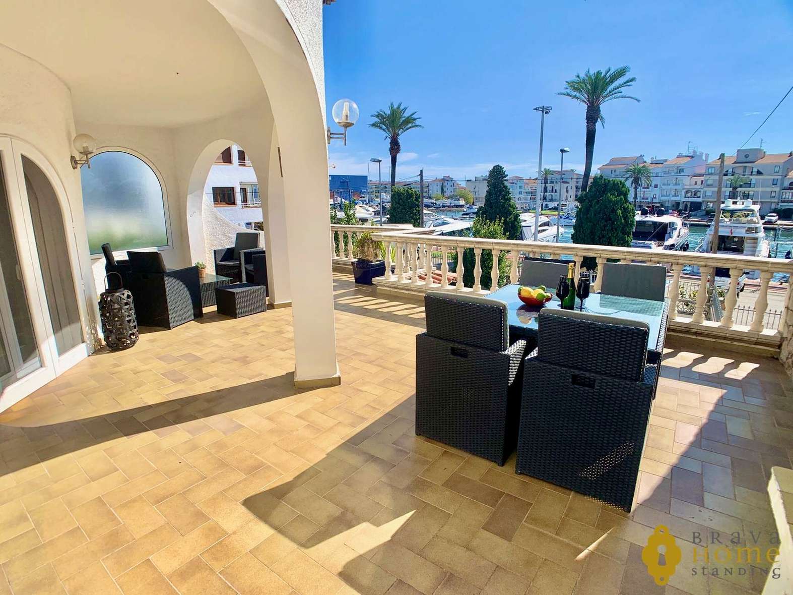Belle villa avant les ponts avec amarre de 17 x 5m en vente à Empuriabrava