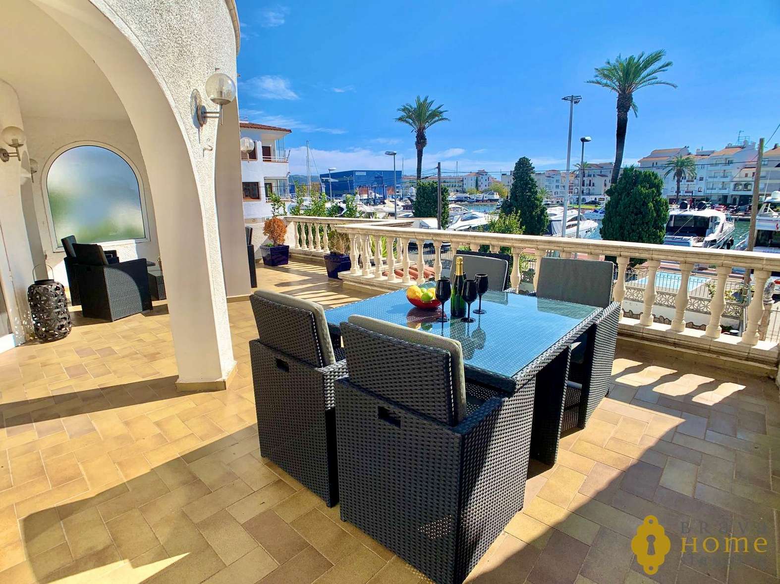 Belle villa avant les ponts avec amarre de 17 x 5m en vente à Empuriabrava