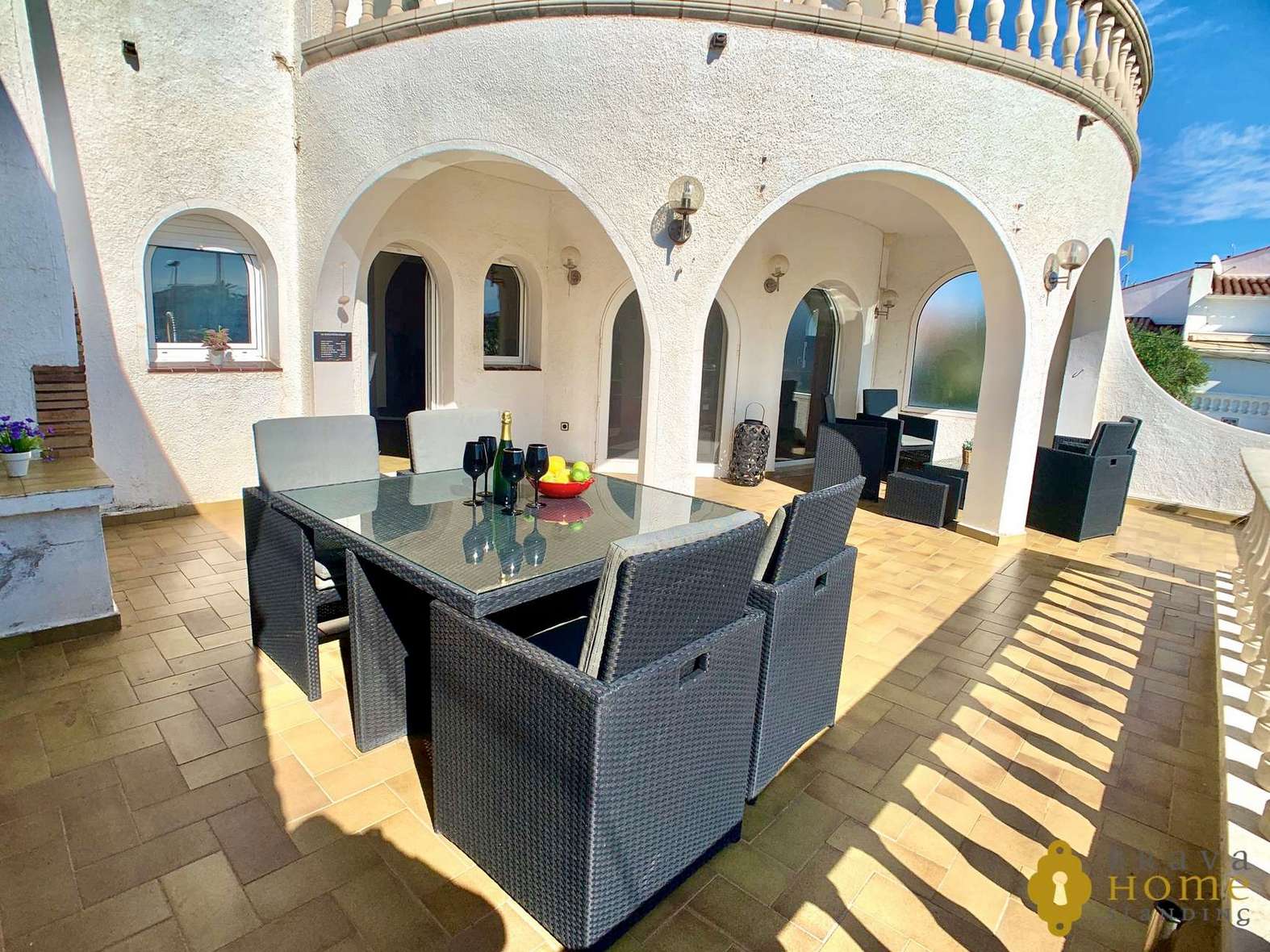 Belle villa avant les ponts avec amarre de 17 x 5m en vente à Empuriabrava