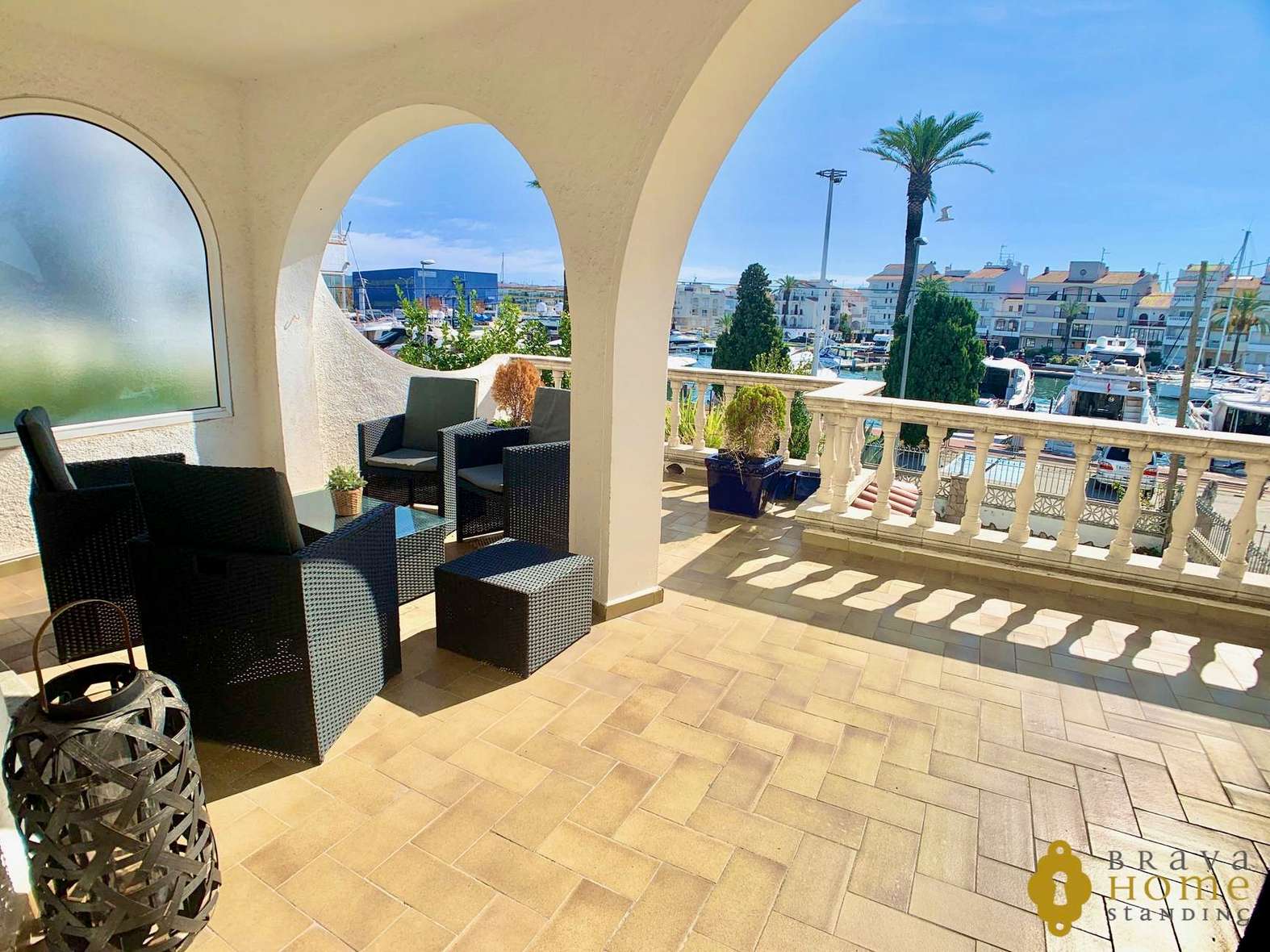 Belle villa avant les ponts avec amarre de 17 x 5m en vente à Empuriabrava