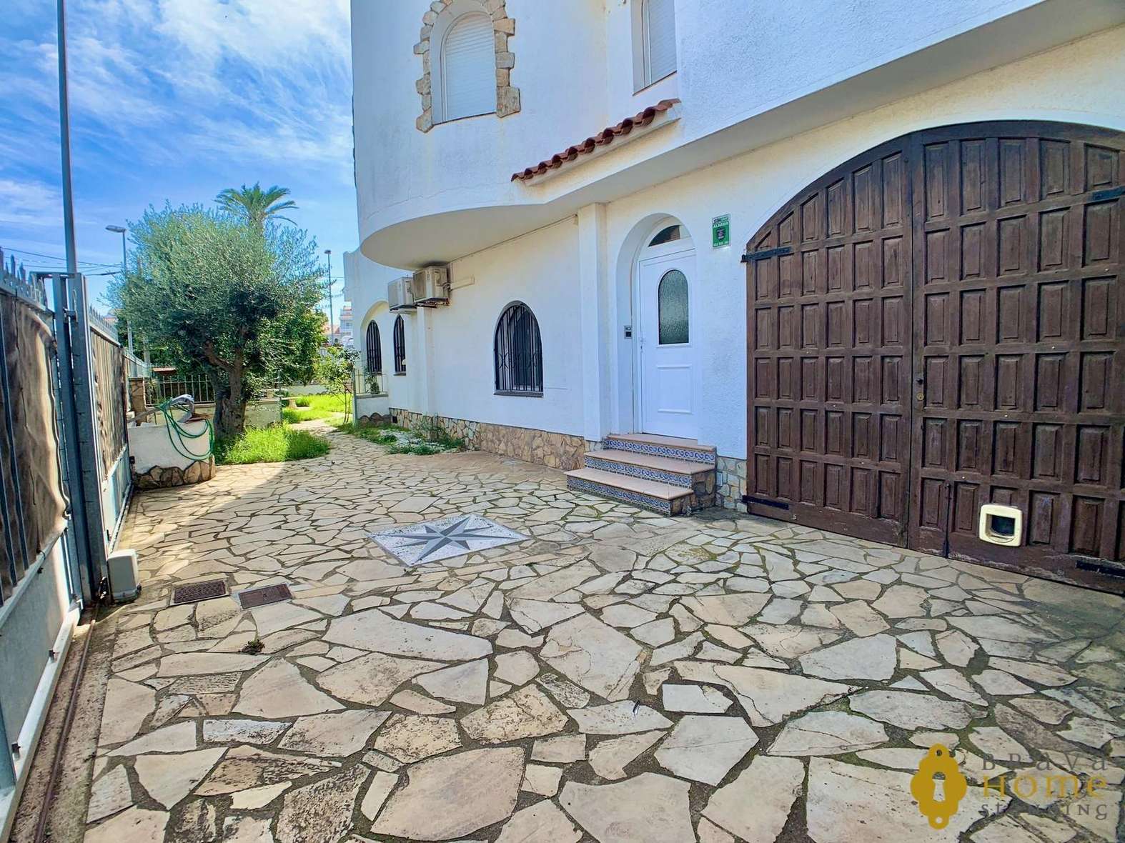 Belle villa avant les ponts avec amarre de 17 x 5m en vente à Empuriabrava