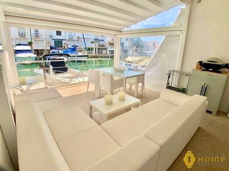 Preciosa casa con amarre antes de los puentes, en venta en Empuriabrava