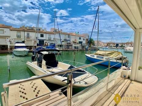 Preciosa casa con amarre antes de los puentes, en venta en Empuriabrava