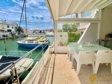 Preciosa casa con amarre antes de los puentes, en venta en Empuriabrava