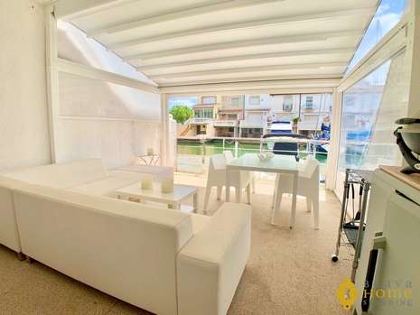 Preciosa casa con amarre antes de los puentes, en venta en Empuriabrava